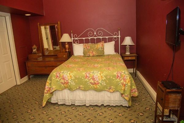 The Sylvan Inn (Glen Arbor)